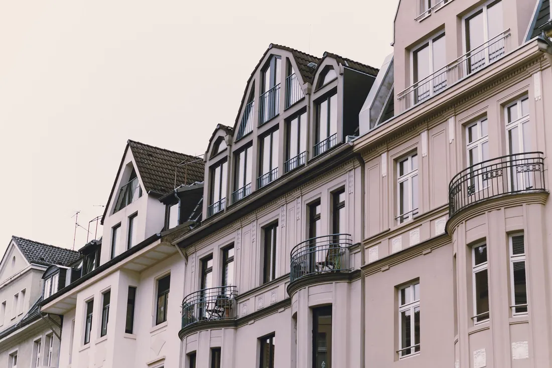 Gründerzeit-Altbaufassade mit Balkonen