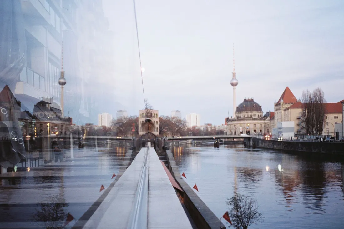Brücke über einen innerstädtischen Kanal