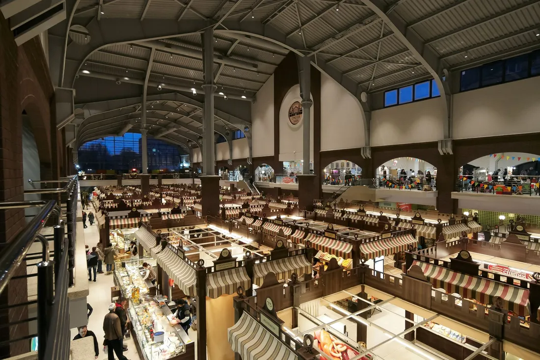 Marktstand mit frischen Waren in einer Markthalle