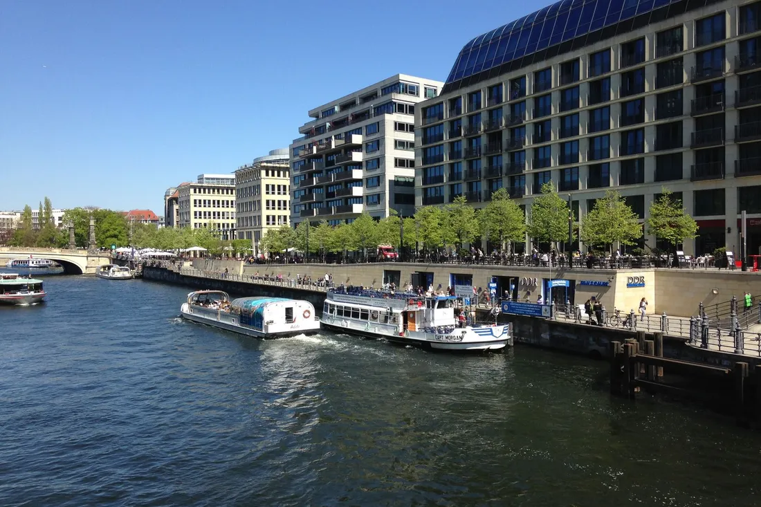 Uferweg am Wasser mit Blick auf die Stadt
